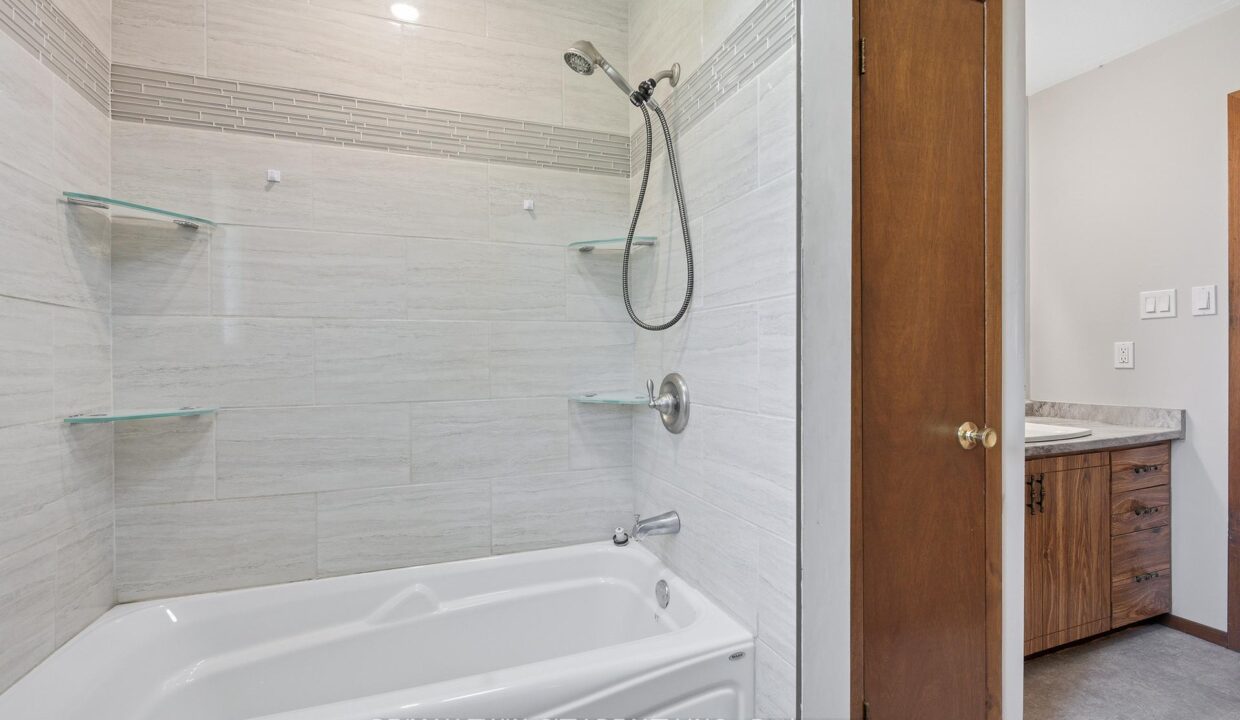 31ae17aa-d769-4931-90b0-98e0212ffe16-l.jpeg