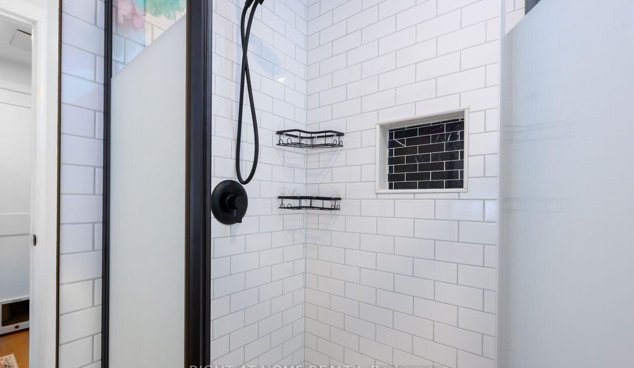 9d3f8246-1e84-4c63-a977-025aab3e536b-l.jpeg