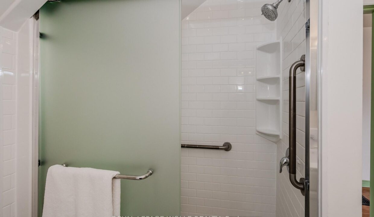 e5259438-54bf-44db-8c52-40b0731b7766-l.jpeg