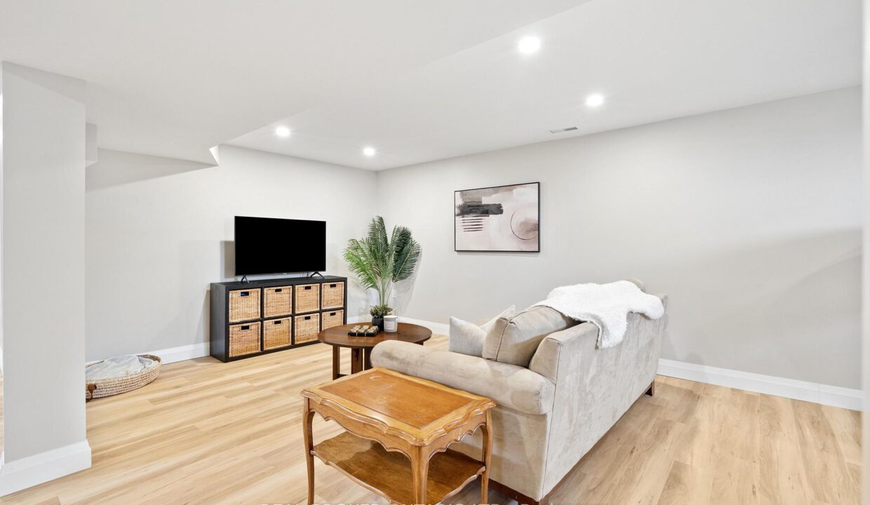 eff0a55e-5ee9-4e57-aeb0-dfe4611952f3-l.jpeg